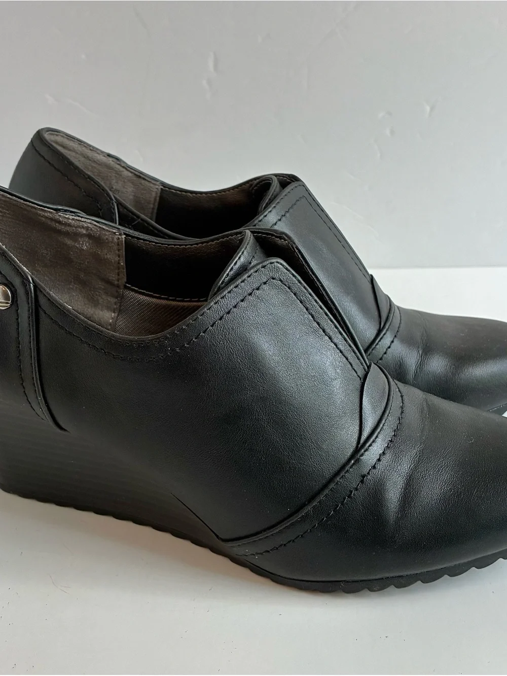 Life Stride Soft System Women’s Size 7 Black Leather Wedge Bootie